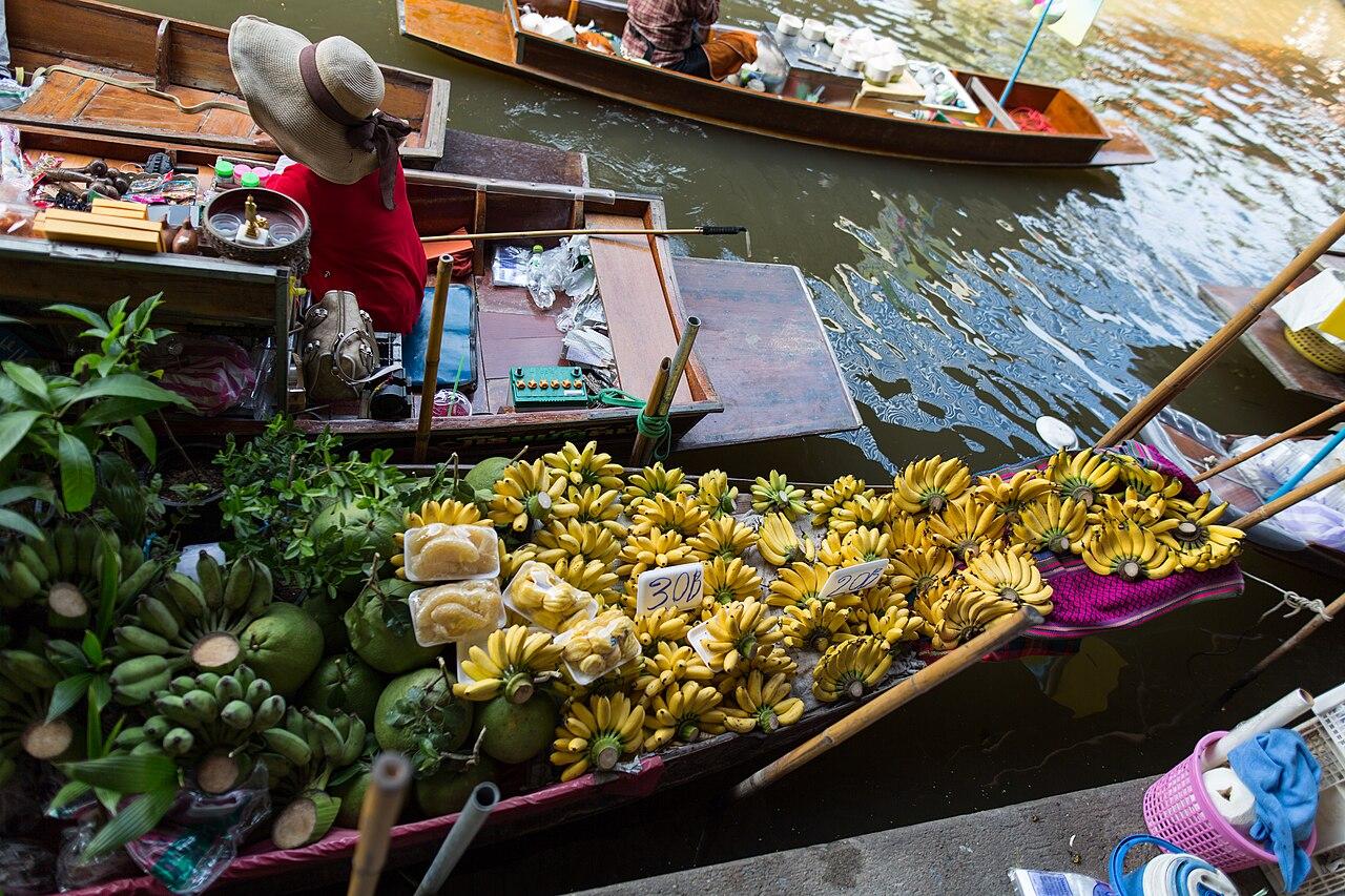 Damnoen Saduak floating market at dawn